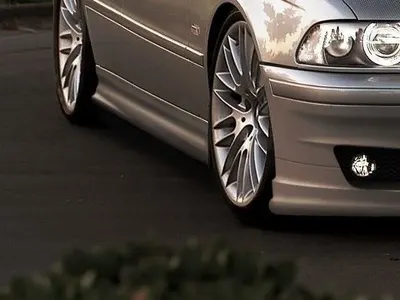 Maxton Design Seitenschweller-Ansätze für BMW 5er E39 – Schwarz glänzend/matt