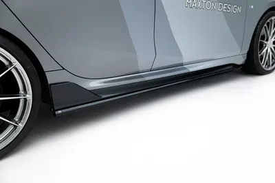 Maxton Design Seitenschweller-Ansätze V.1 für BMW M135i M Performance F70 – Schwarz glänzend