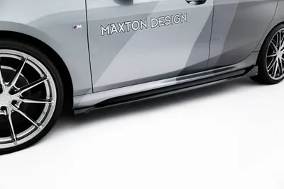 Maxton Design Seitenschweller-Ansätze V.2 für BMW M135i F70 – Schwarz glänzend/matt