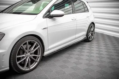 Maxton Design Seitenschweller-Ansätze V.4 für VW Golf 7 R / R-Line – Schwarz glänzend