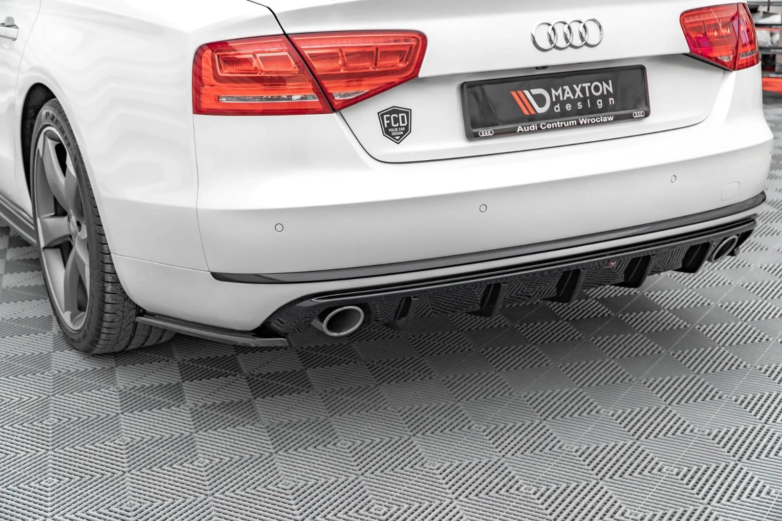 Maxton Design Bodykit-Set für Audi A8 D4 – Schwarz glänzend