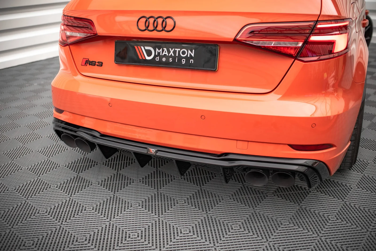 Maxton Design Bodykit-Set für Audi RS3 8V FL – Schwarz glänzend – AU-RS3-8VF-RS2GOO__OO+EXH