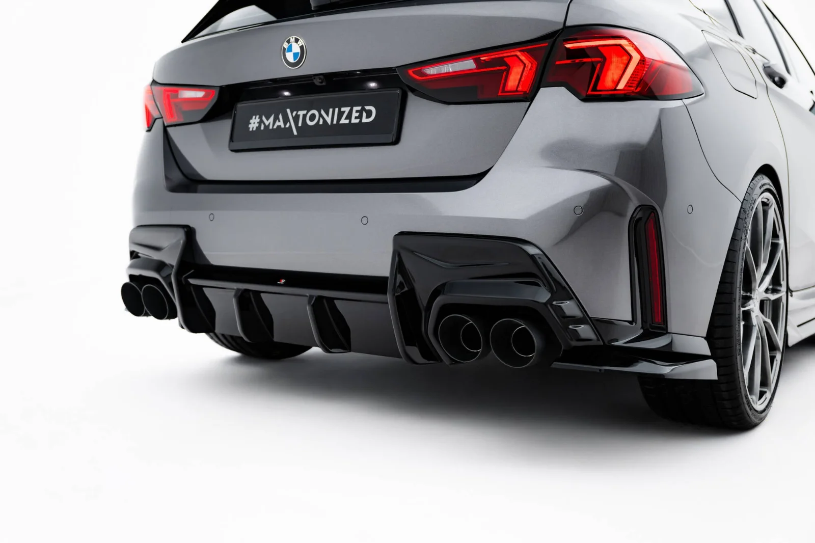 Maxton Design Bodykit-Set für BMW M135i F70 1er M-Paket – Schwarz glänzend