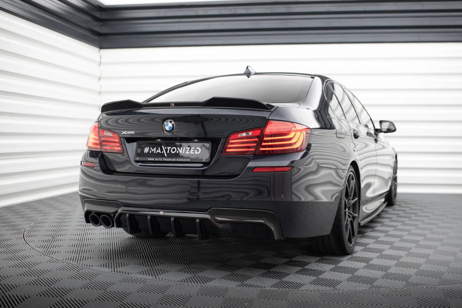 Maxton Design Bodykit-Set V.1 für BMW 5er M-Paket F10 F11 – Schwarz glänzend