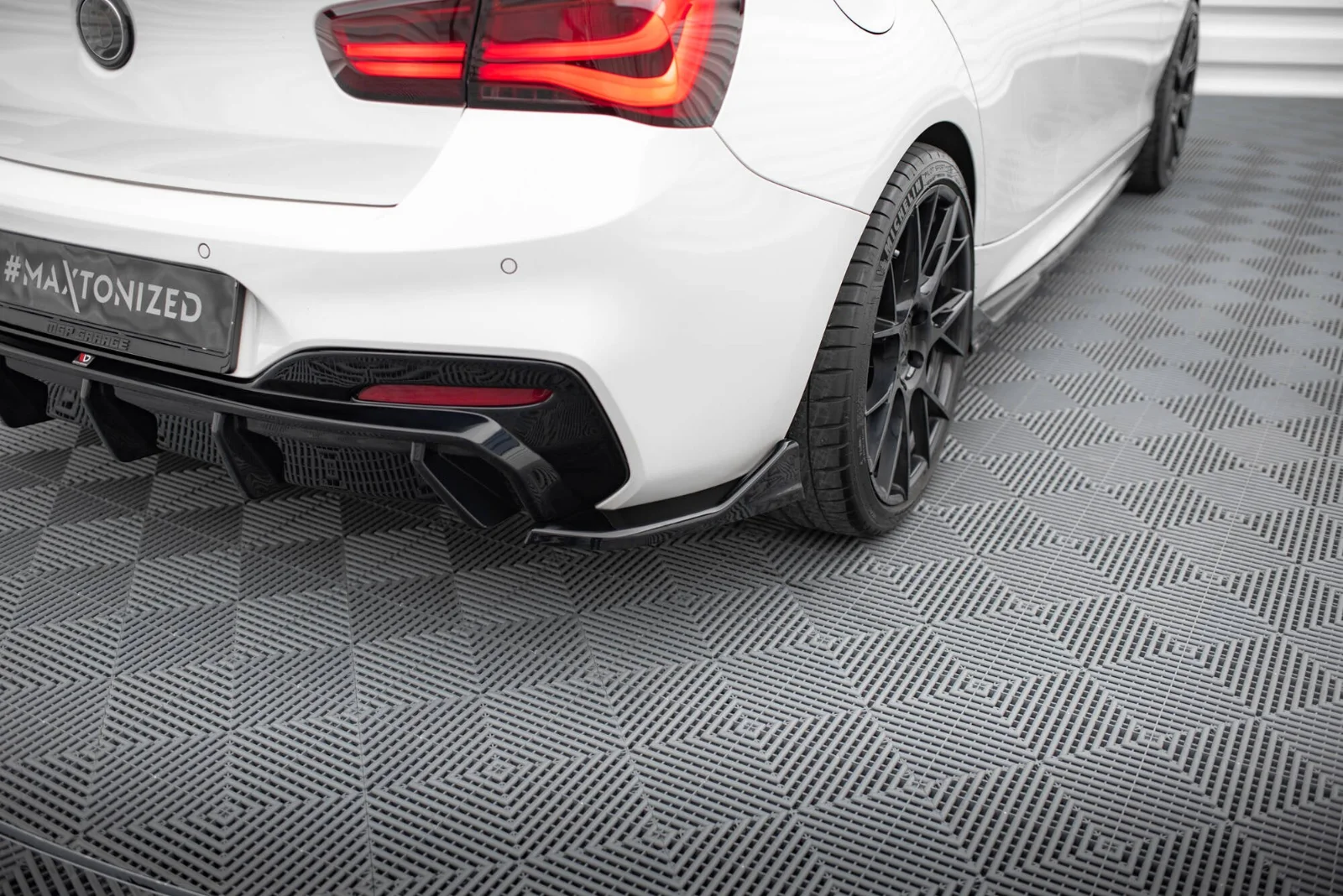 Maxton Bodykit-Set V.6 für BMW 1er M-Paket M140i F20 FL – Schwarz glänzend