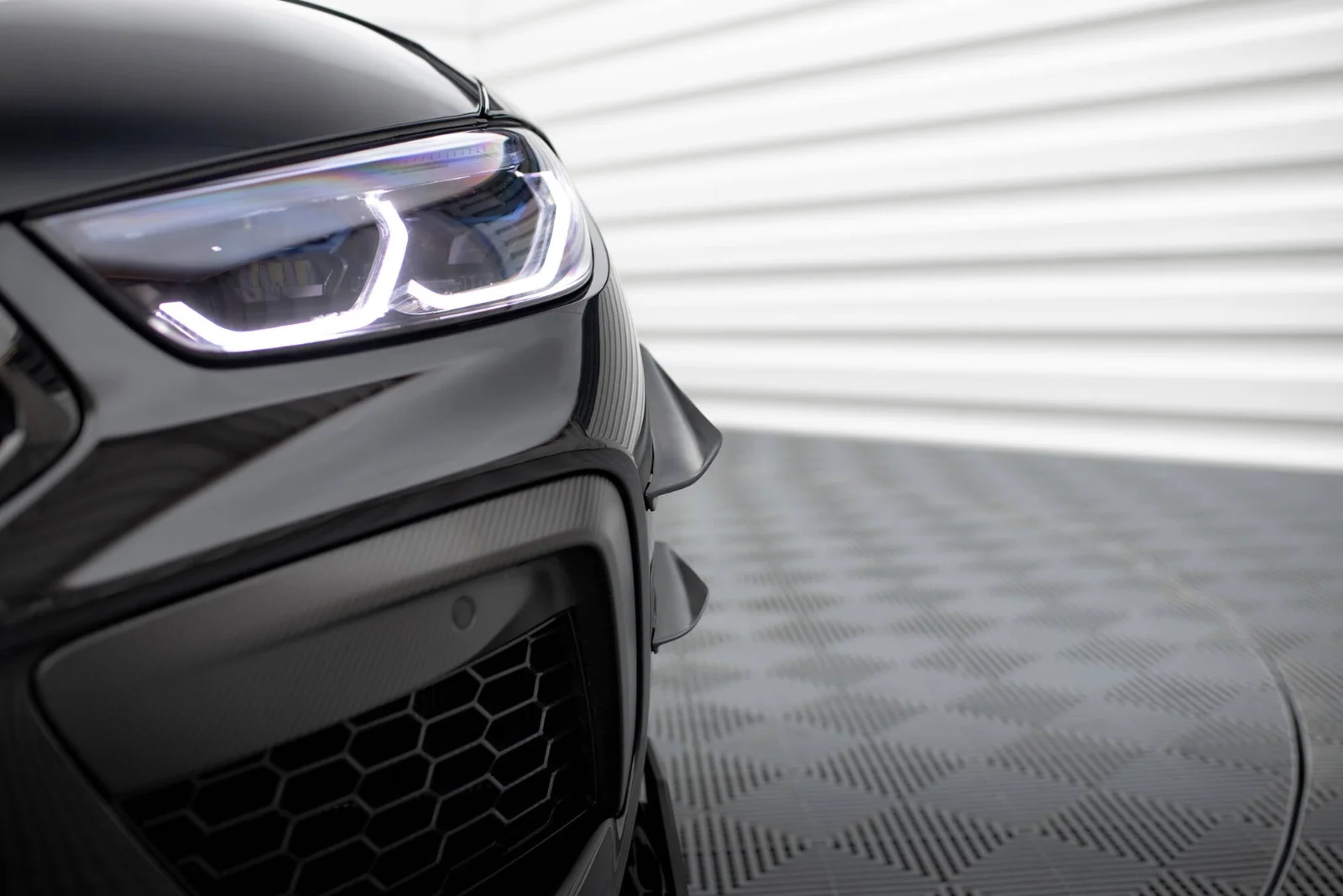 Maxton Design Canards für BMW M8 F93 F92 – Schwarz glänzend