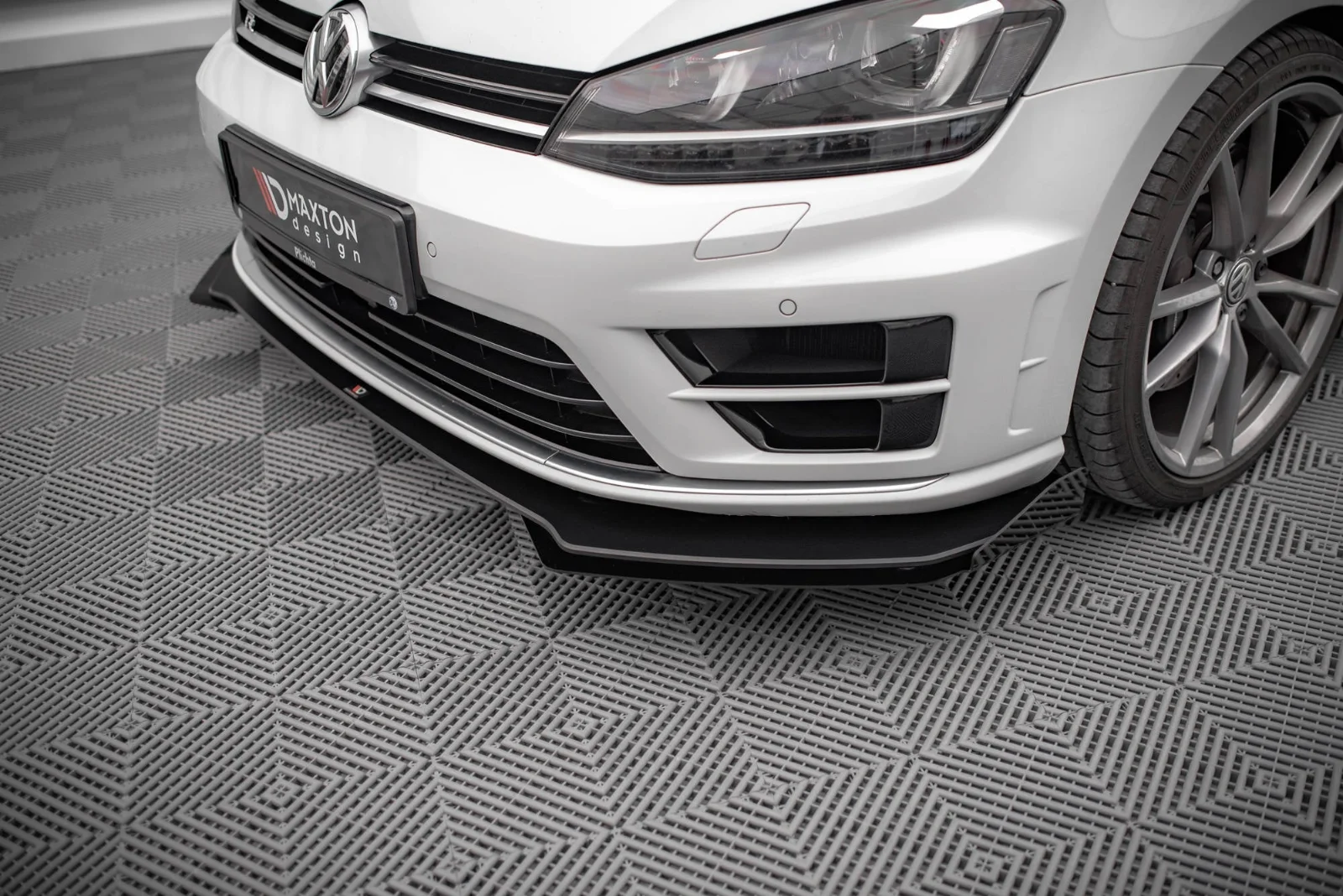 Maxton Design Front-Flaps für VW Golf 7 R – Schwarz matt