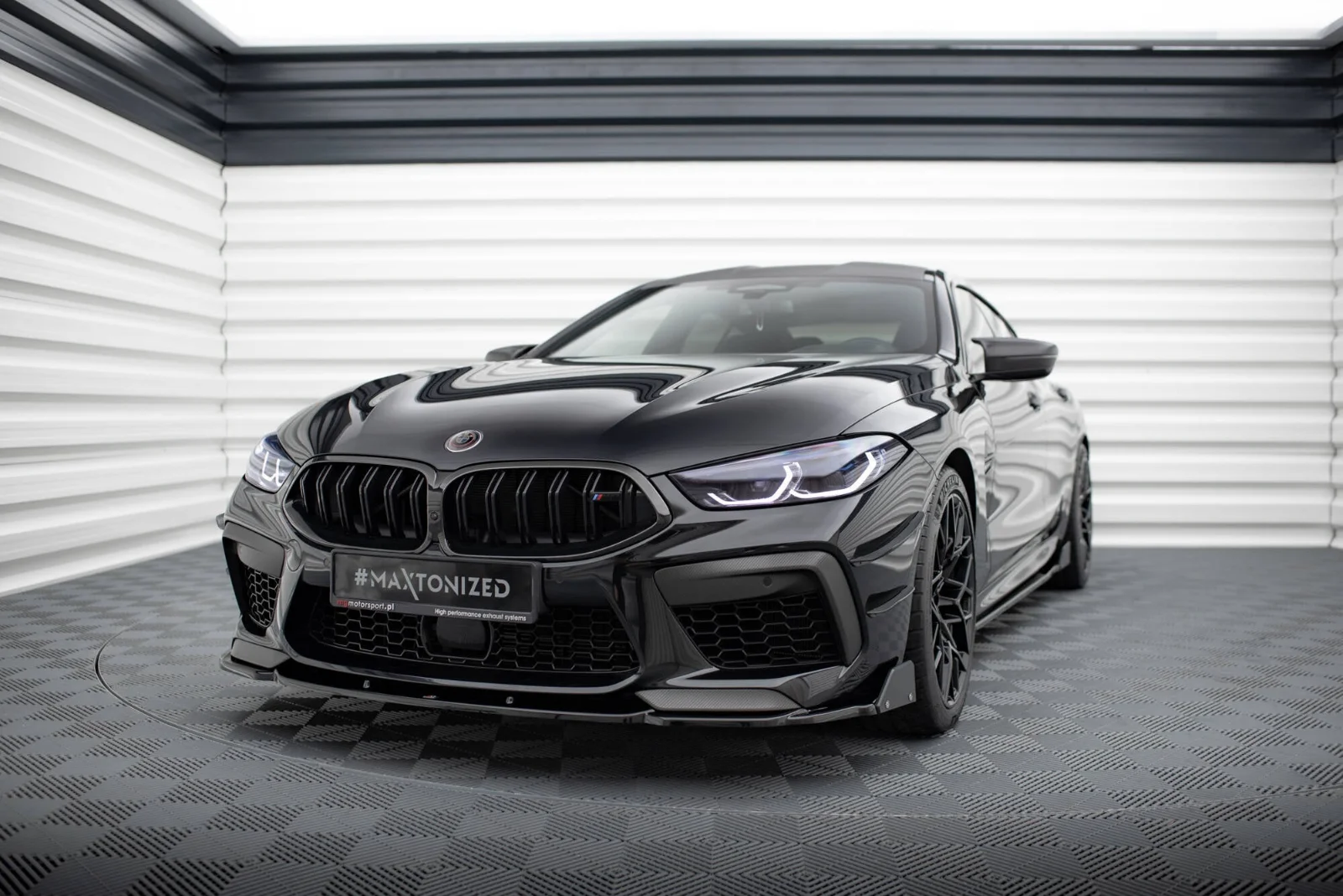Maxton Design Frontsplitter V.1 mit Flaps für BMW M8 F93 F92 – Schwarz glänzend