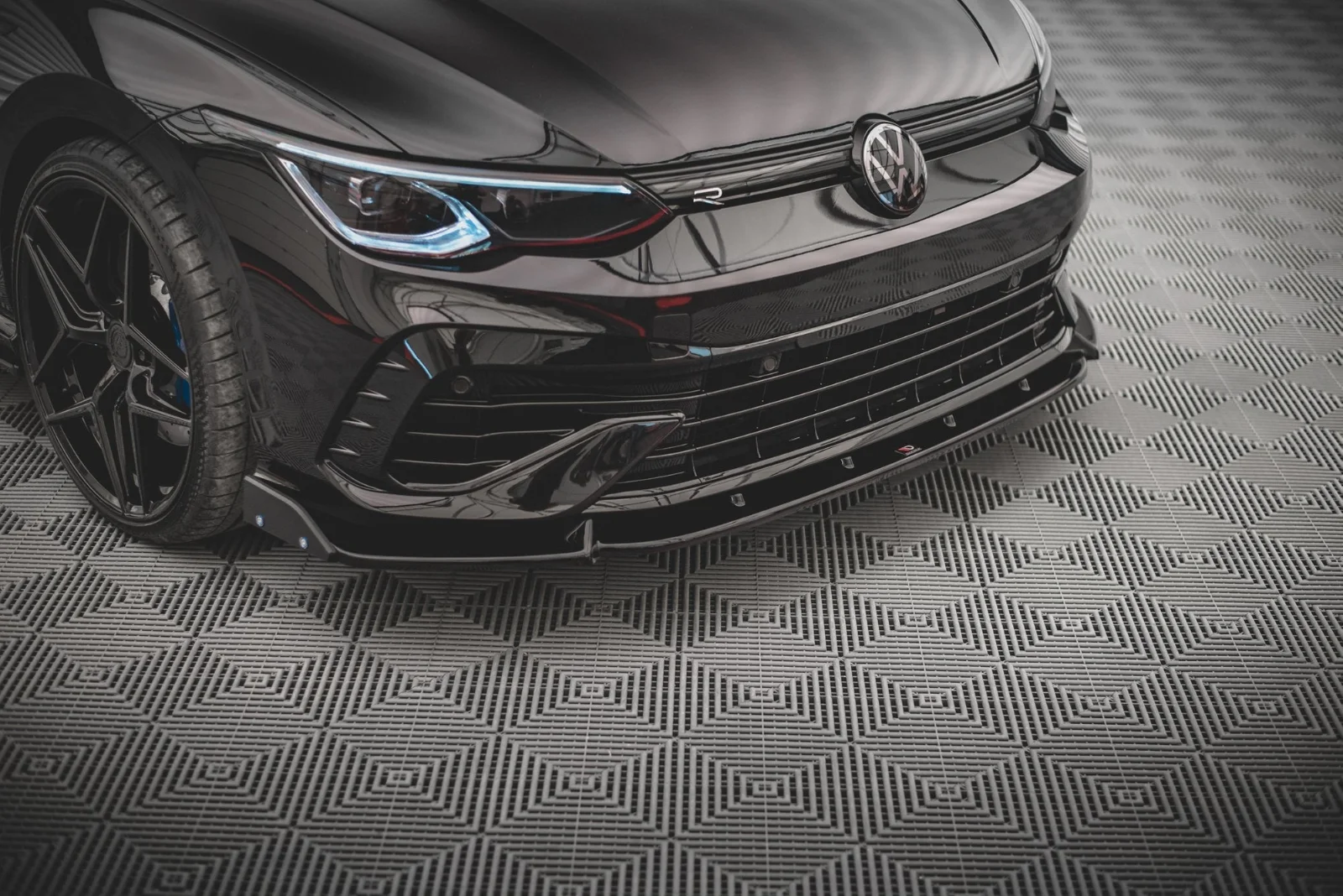 Maxton Design Frontsplitter V.2 mit Flaps für VW Golf 8 R – Schwarz glänzend