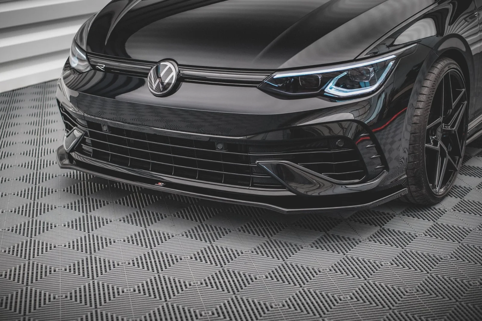 Maxton Design Frontsplitter V.3 für VW Golf 8 R – Schwarz glänzend