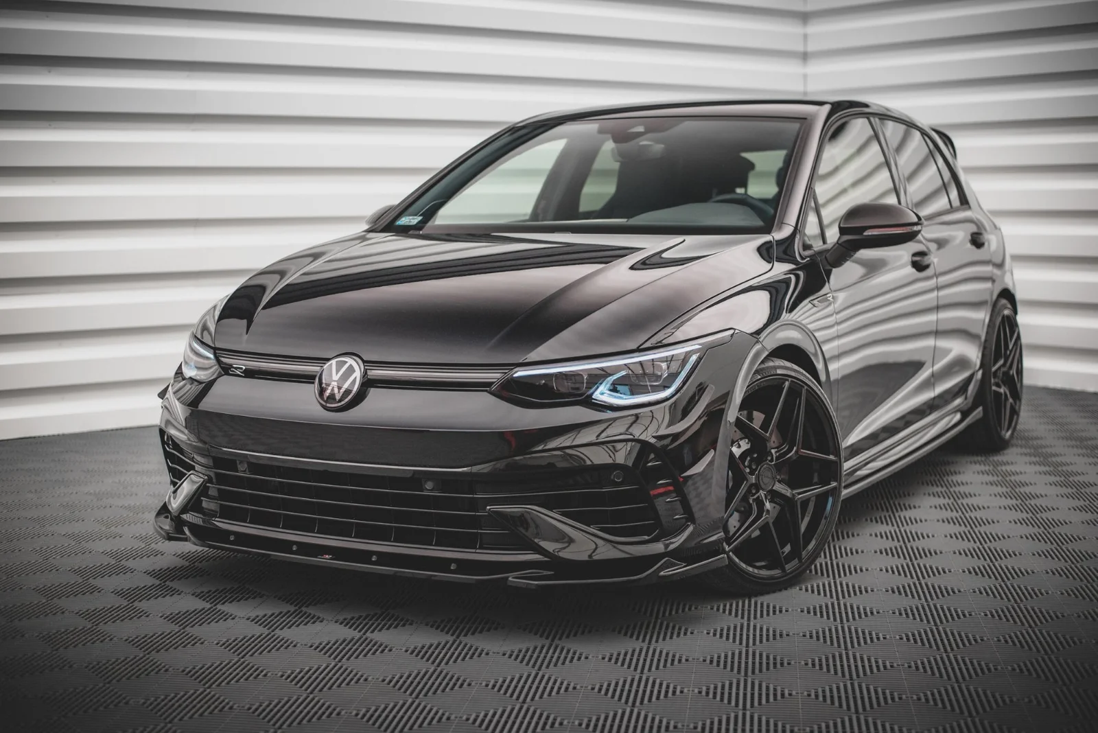 Maxton Design Frontsplitter V.4 für VW Golf 8 R – Schwarz glänzend