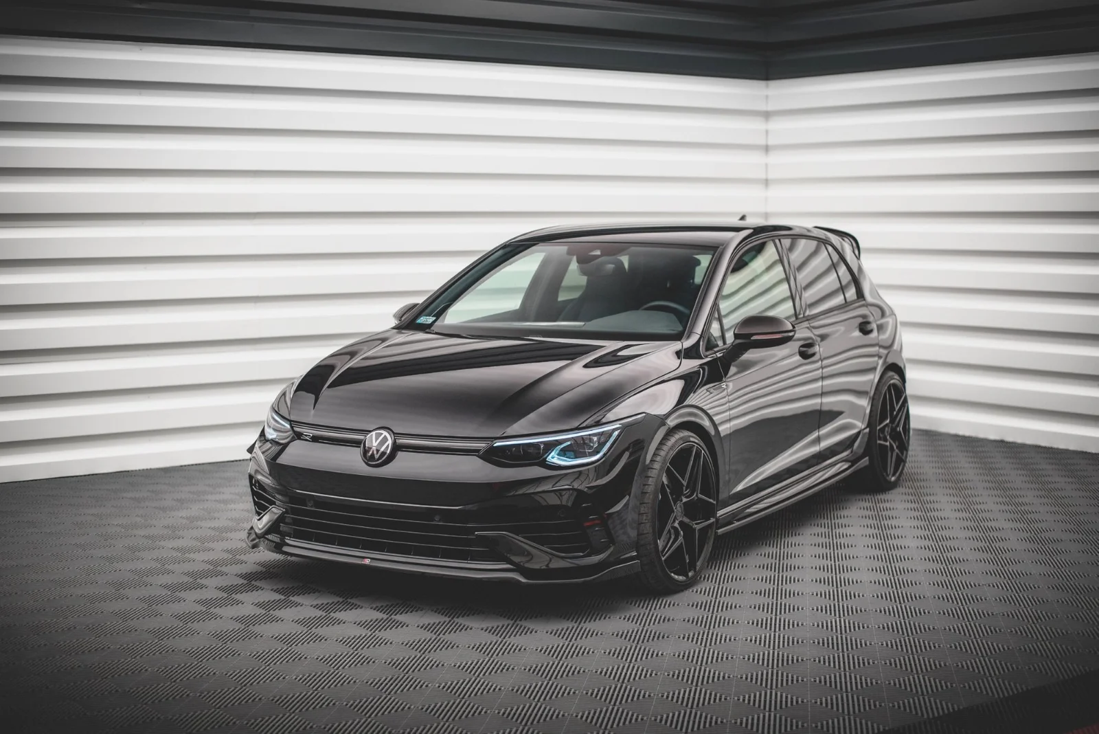 Maxton Design Frontsplitter V.6 für VW Golf 8 R – Schwarz glänzend
