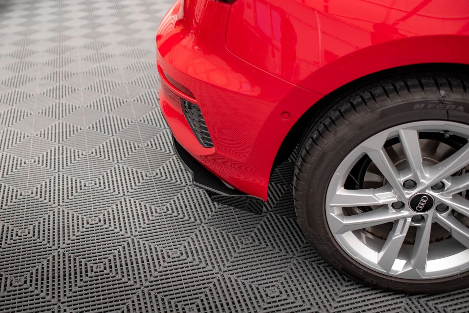 Maxton Design Heck-Seitenflaps für Audi A3 8Y – Schwarz matt – AUA38YCNC-RSF1G