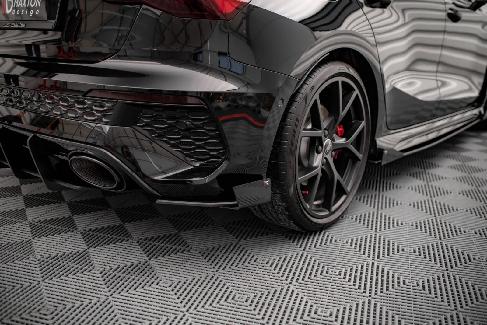 Maxton Design Heck-Seitenflaps für Audi RS3 8Y – Schwarz matt – AURS38YCNC-RSF1G