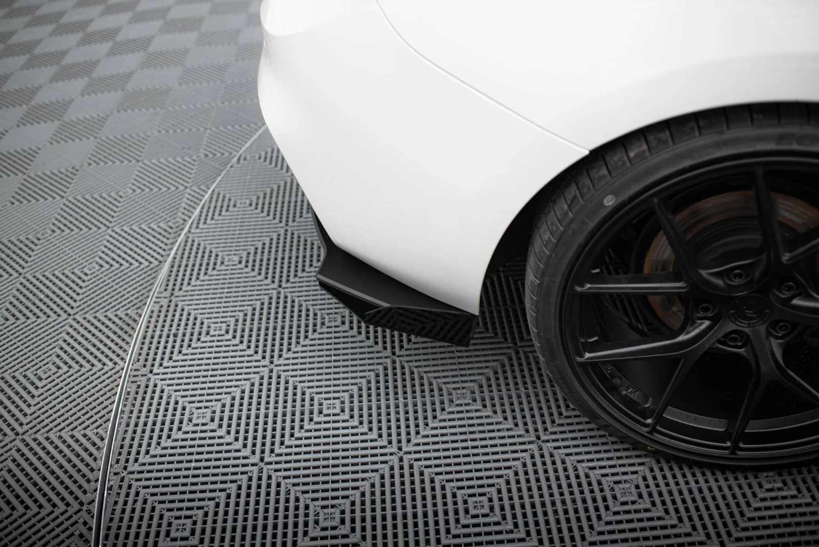 Maxton Heck-Seitenflaps für BMW 1er F20 M-Paket FL M140i – Schwarz matt