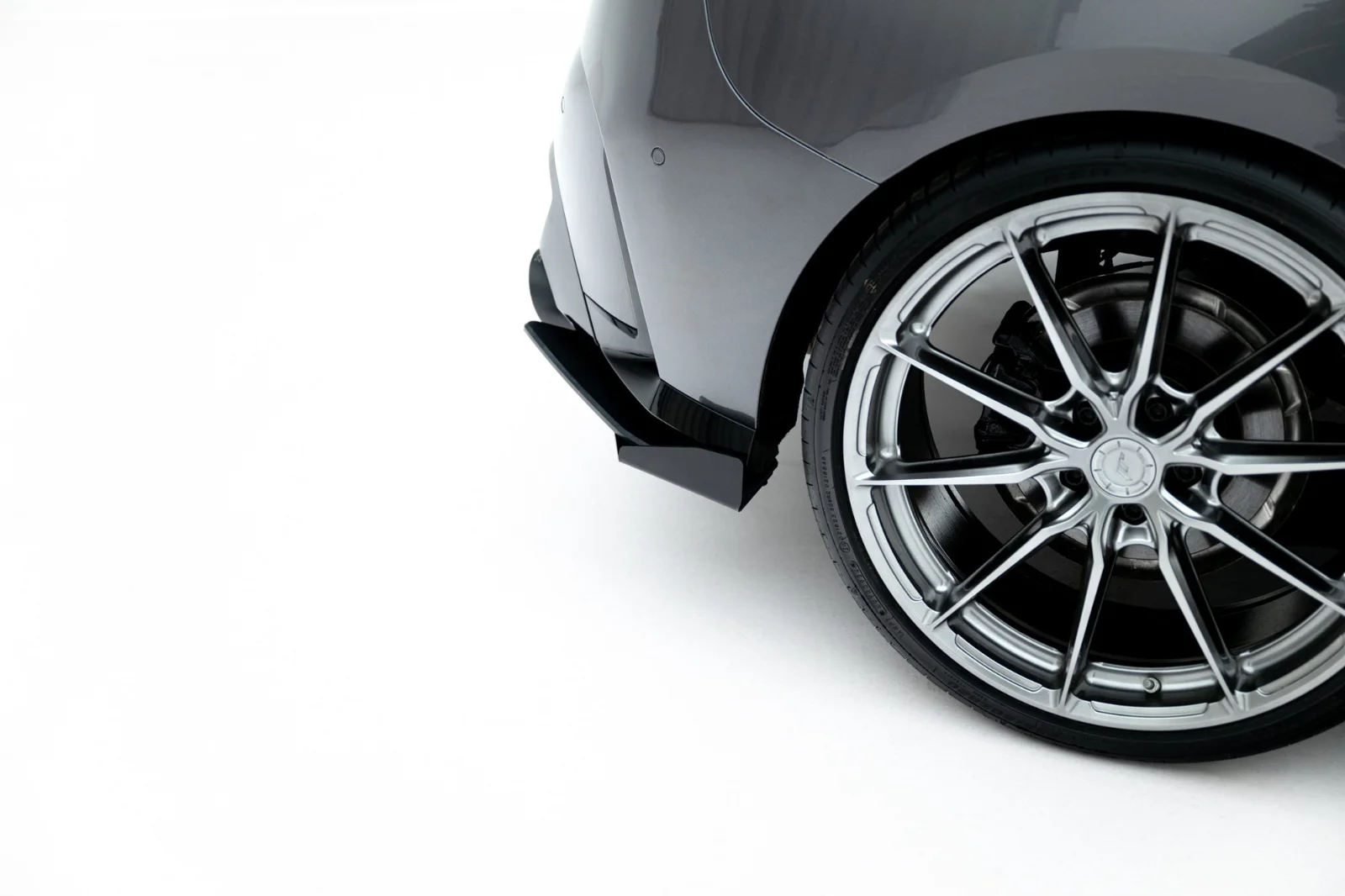 Maxton Design Heck-Seitenflaps V.1 für BMW M135i F70 – Schwarz matt