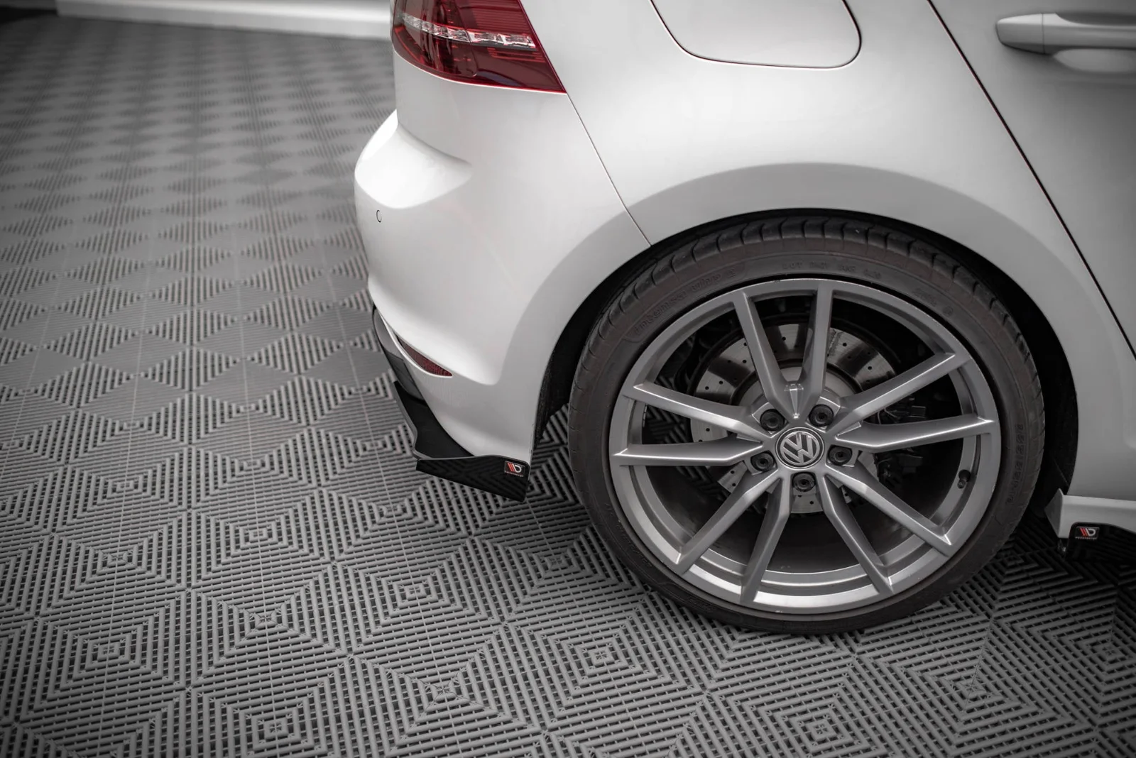Maxton Design Heck-Seitenflaps für VW Golf 7 R – Schwarz matt