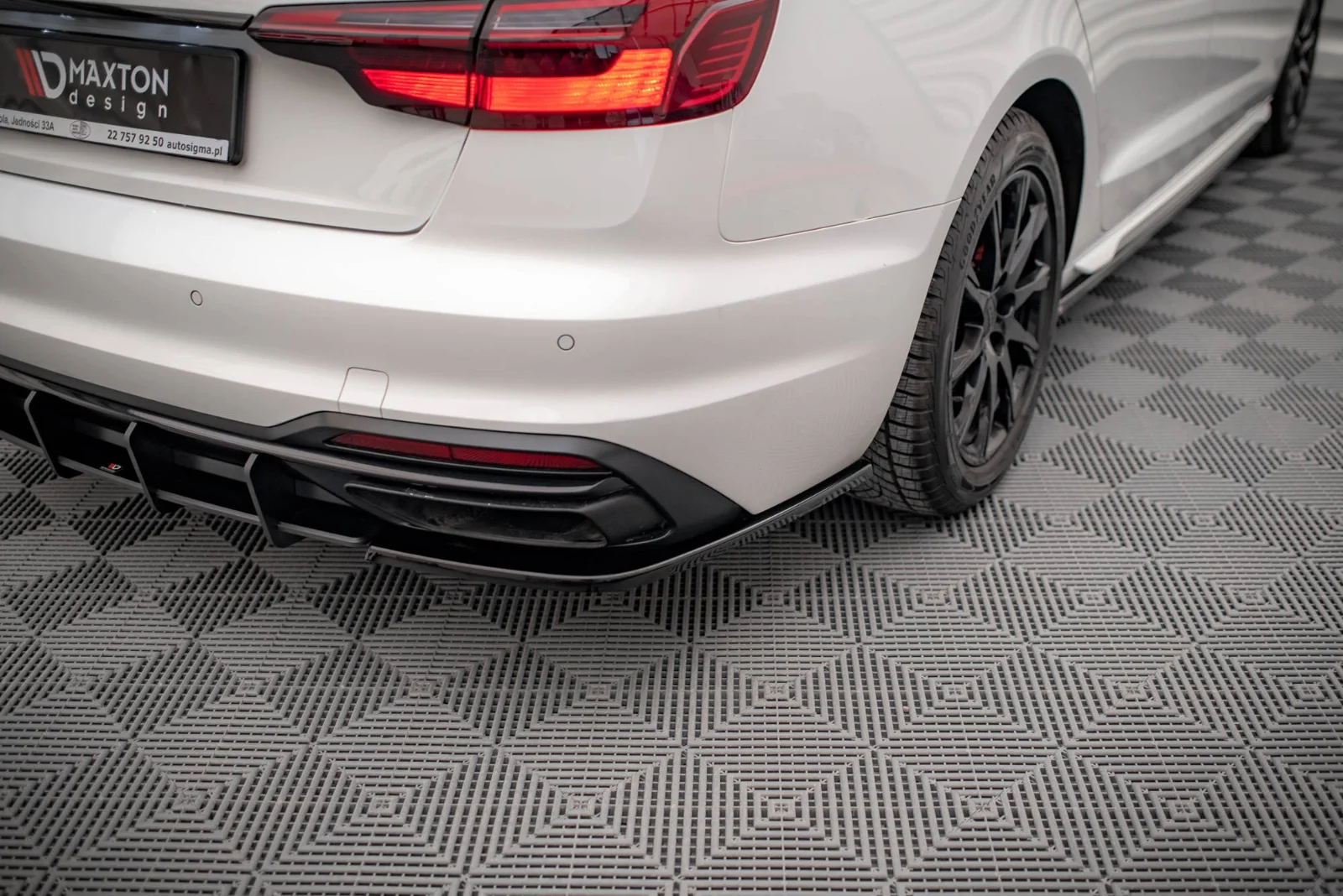Maxton Design Heck-Seitensplitter für Audi A4 B9 FL – Schwarz glänzend