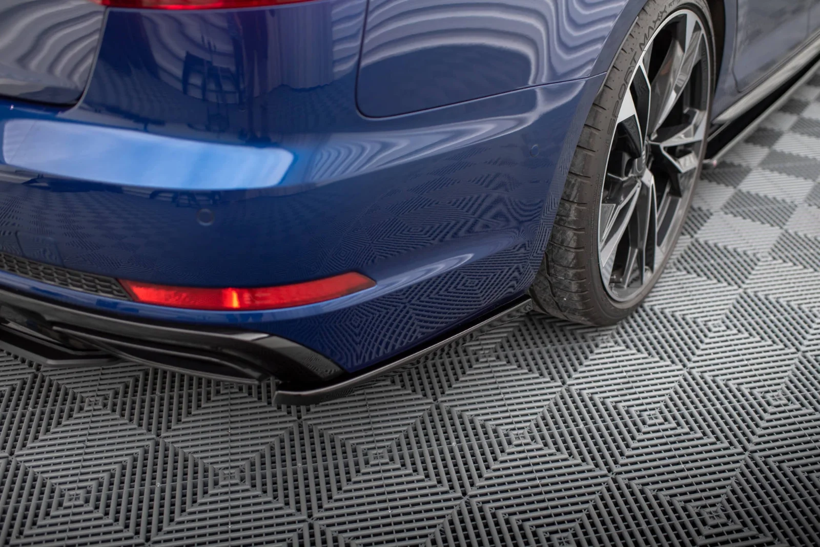 Maxton Design Heck-Seitensplitter für Audi A4 Competition B9 – Schwarz glänzend