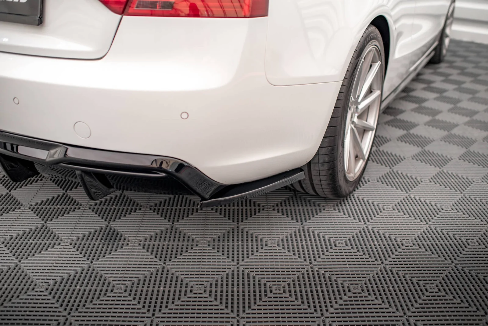 Maxton Design Heck-Seitensplitter für Audi A5 8T FL – Schwarz glänzend