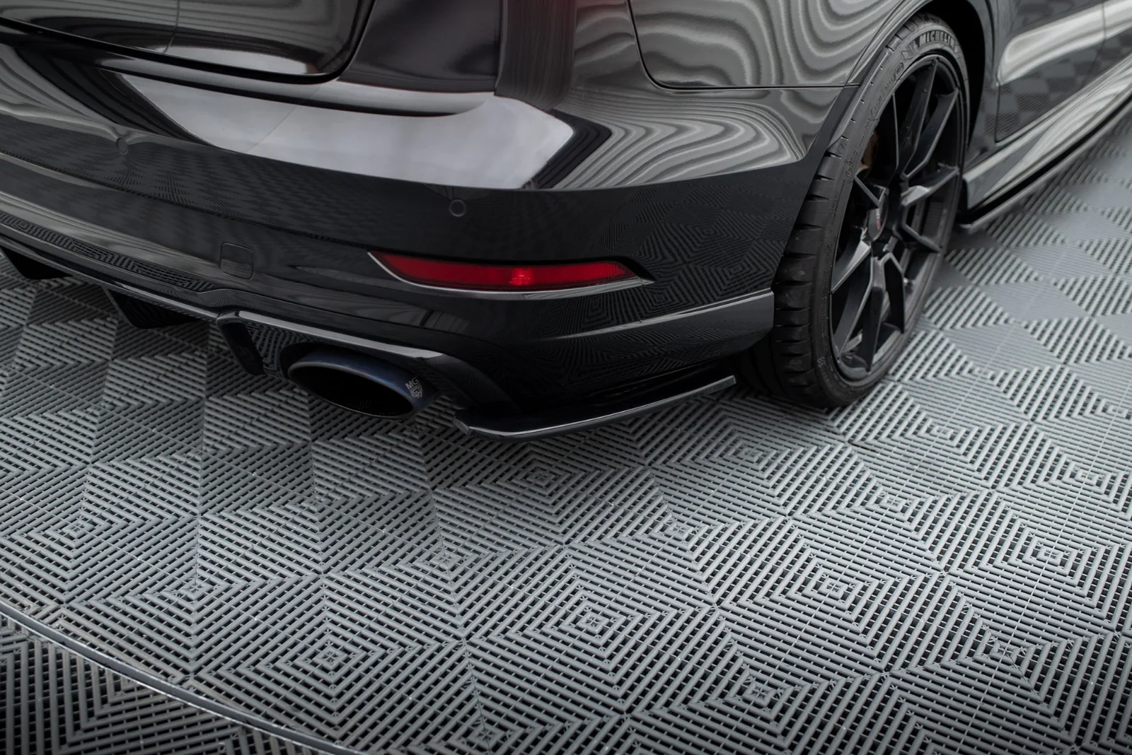 Maxton Design Heck-Seitensplitter für Audi RS3 8V FL – Schwarz glänzend