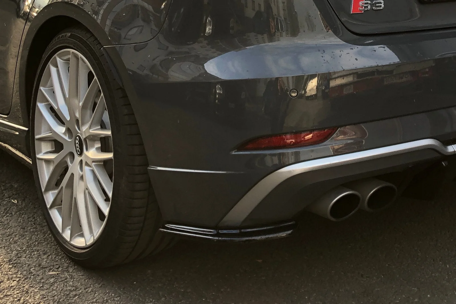 Maxton Design Heck-Seitensplitter für Audi S3 8V FL – Schwarz glänzend