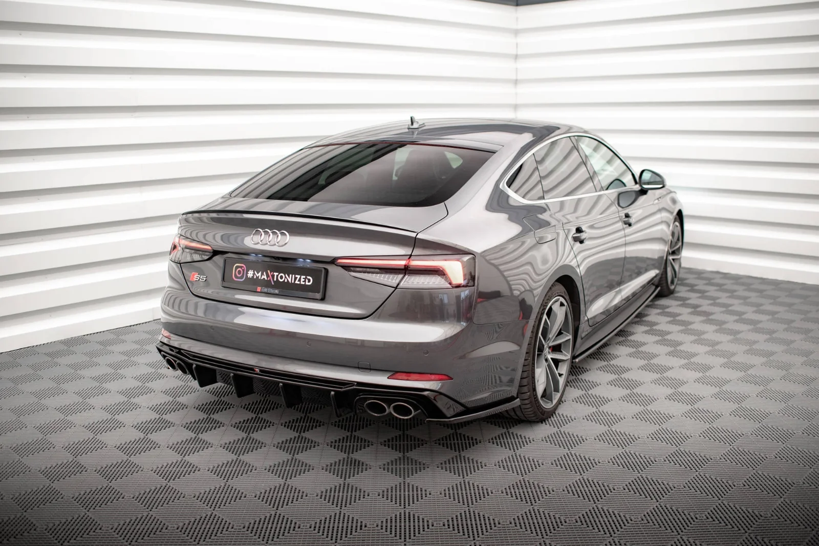 Maxton Design Heck-Seitensplitter für Audi S5 F5 – Schwarz glänzend – AU-S5-2-RSD1G