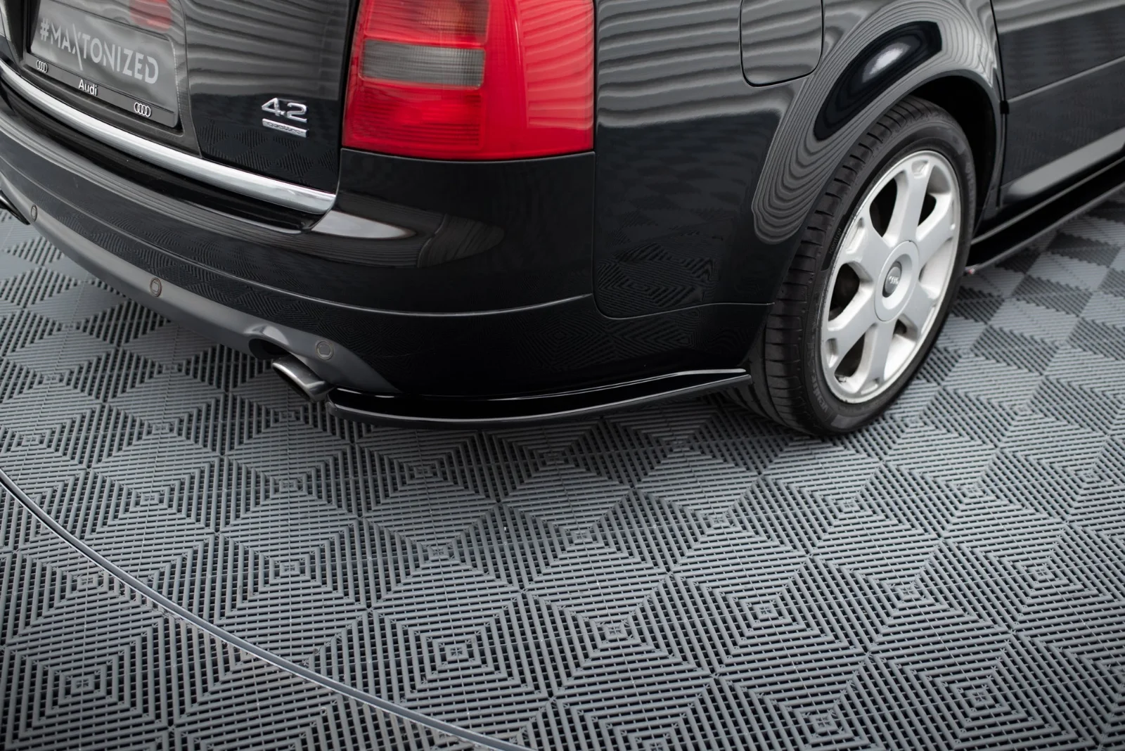 Maxton Design Heck-Seitensplitter für Audi S6 C5 – Schwarz glänzend