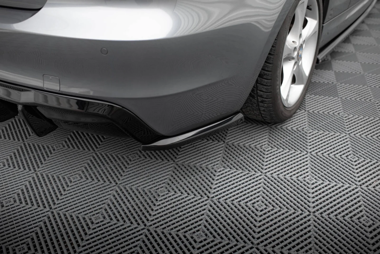 Maxton Design Heck-Seitensplitter für BMW 1er M-Paket E82 – Schwarz glänzend