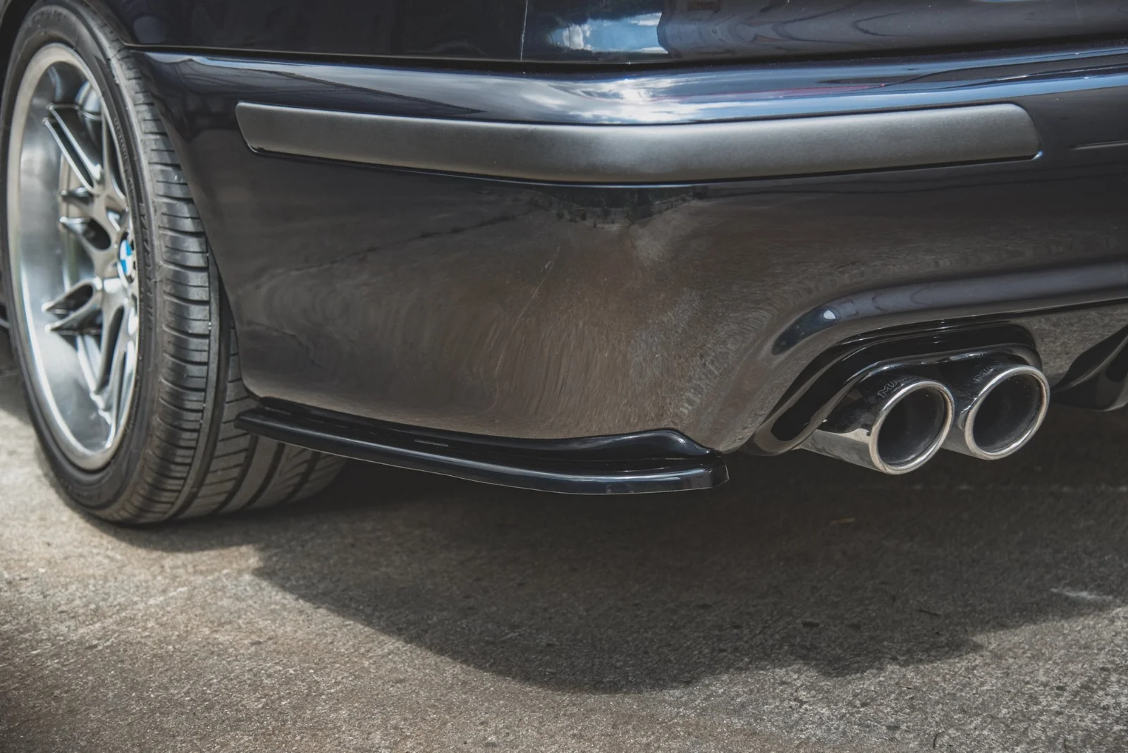 Maxton Design Heck-Seitensplitter für BMW M5 5 M-Paket E39 – Schwarz glänzend