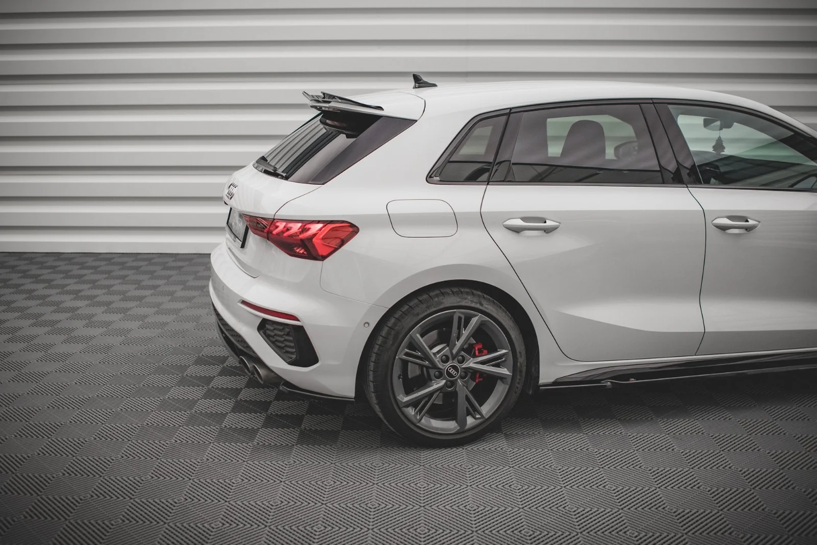 Maxton Design Heck-Seitensplitter V.1 für Audi S3 8Y – Schwarz glänzend