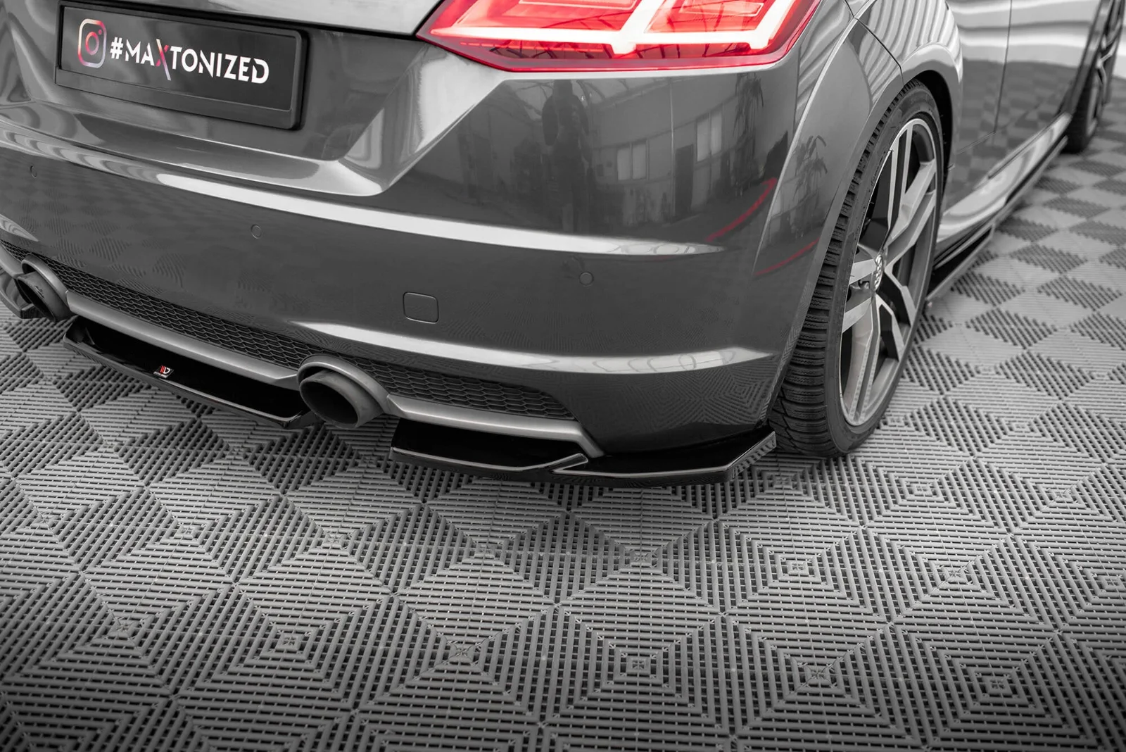Maxton Design Heck-Seitensplitter V.1 für Audi TT S line 8S – Schwarz glänzend
