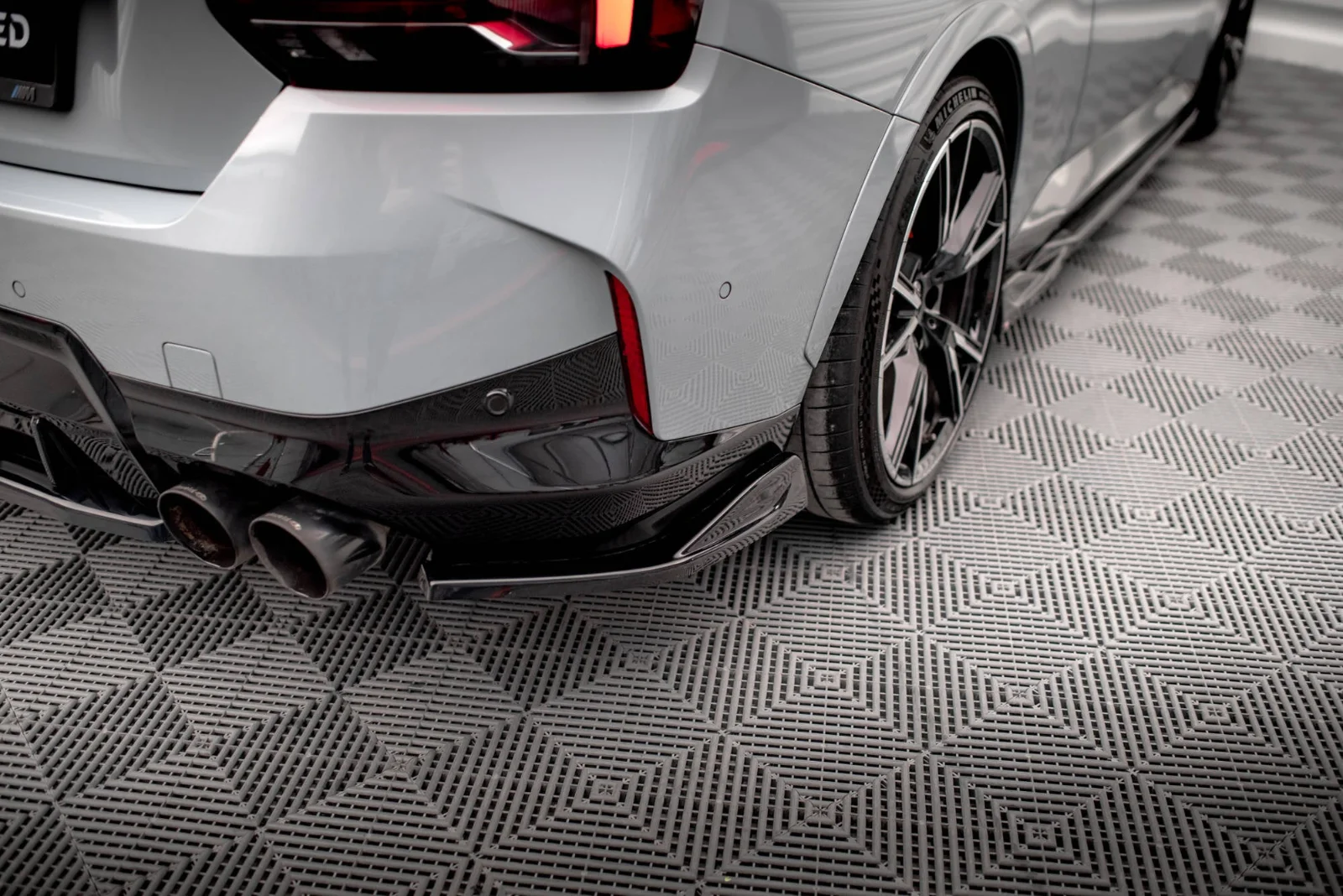 Maxton Design Heck-Seitensplitter V.1 für BMW 2er M240i G42 – Schwarz glänzend