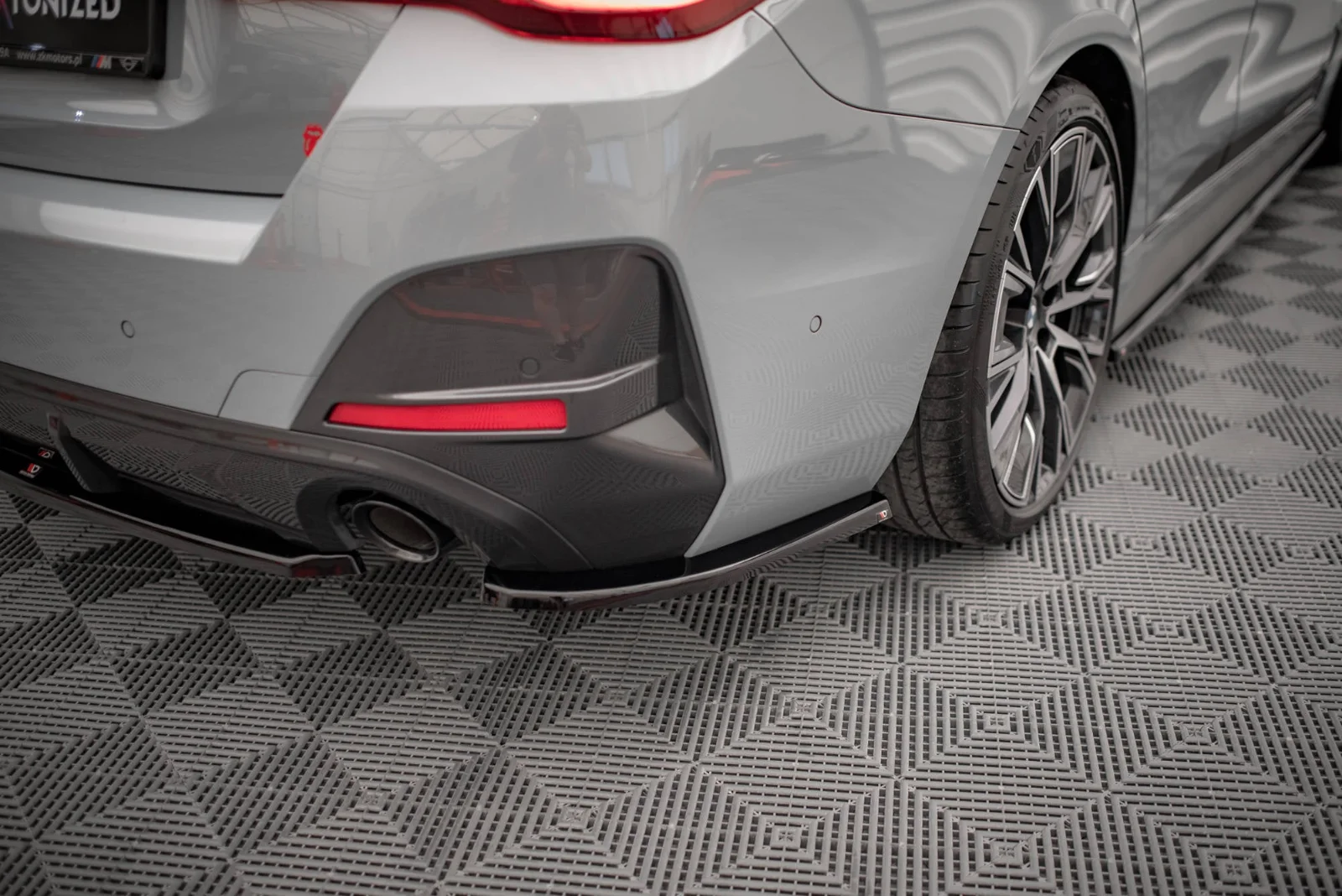 Maxton Heck-Seitensplitter V.1 für BMW 4er M-Paket G26 – Schwarz glänzend