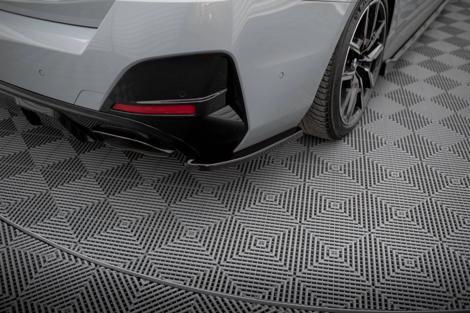 Maxton Design Heck-Seitensplitter V.1 für BMW M440i G26 – Schwarz glänzend