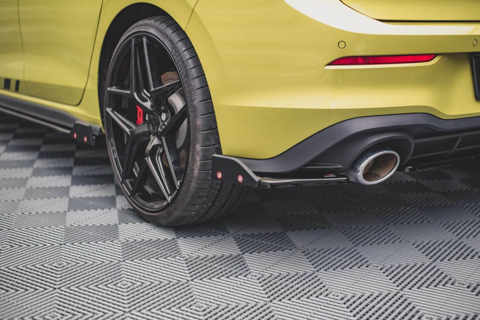 Maxton Heck-Seitensplitter V.1 VW Golf 8 GTI Clubsport FL – Schwarz glänzend