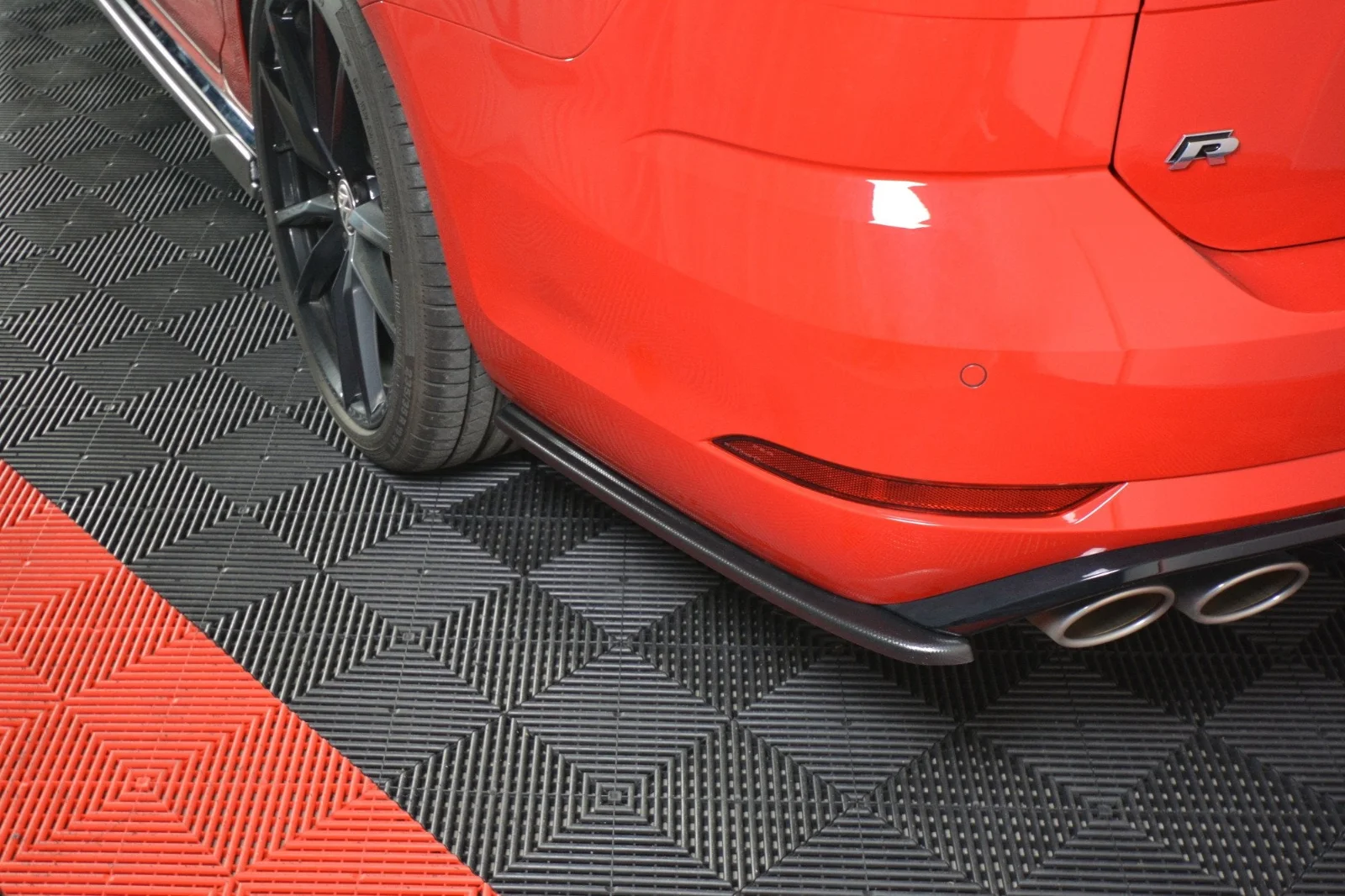 Maxton Design Heck-Seitensplitter V.1 für VW Golf 7 R FL – Schwarz glänzend