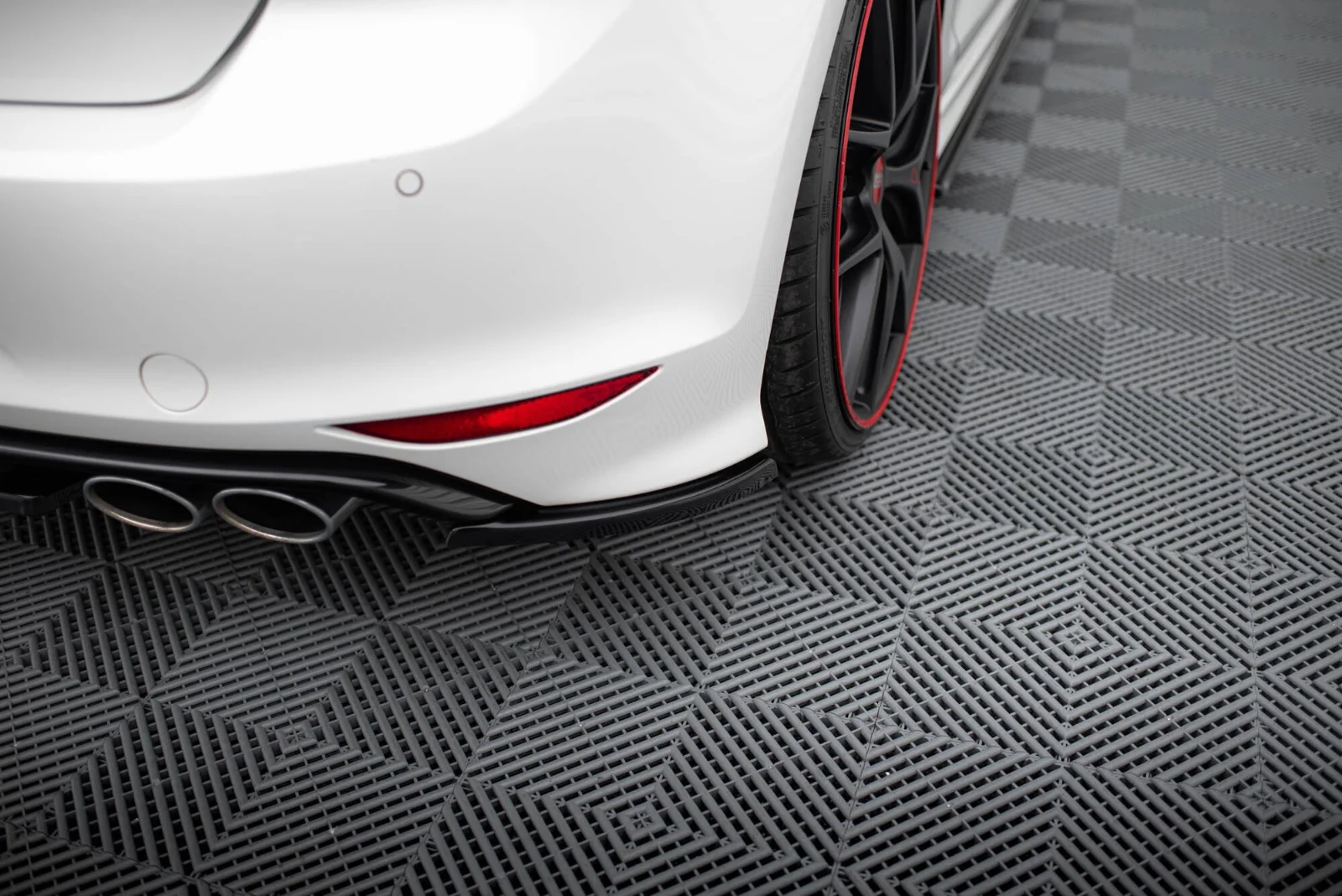 Maxton Design Heck-Seitensplitter V.1 für VW Golf 7 R R-Line – Schwarz glänzend