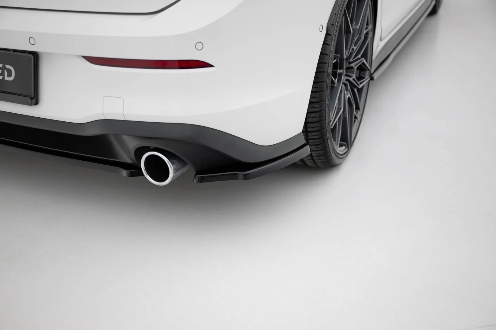 Maxton Design Heck-Seitensplitter V.1 für VW Golf 8 GTI GTE – Schwarz glänzend