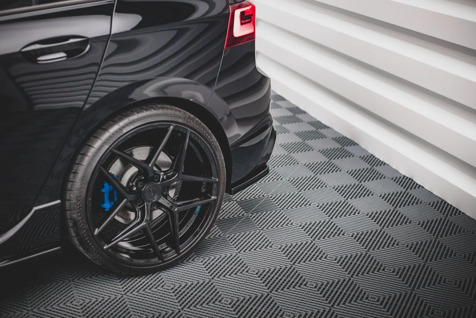 Maxton Design Heck-Seitensplitter V.1 für VW Golf 8 R FL – Schwarz glänzend