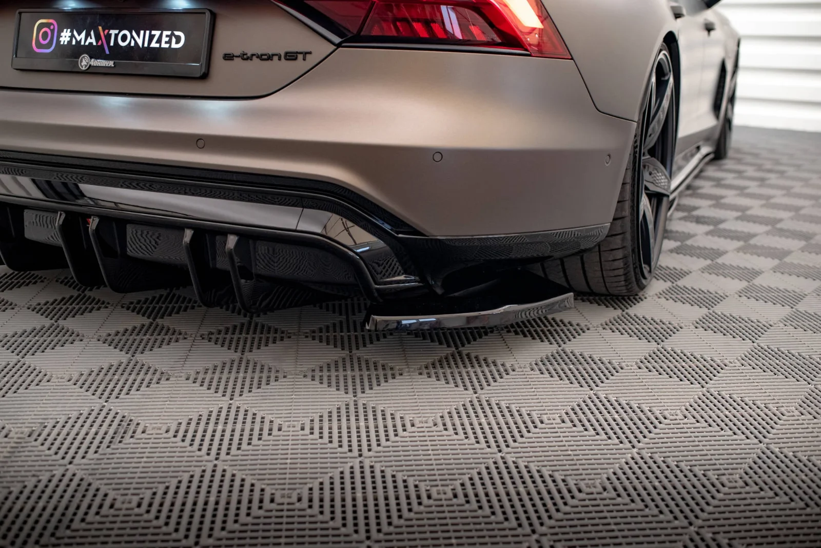 Maxton Heck-Seitensplitter V.2 für Audi e-Tron GT RS Mk1 – Schwarz glänzend