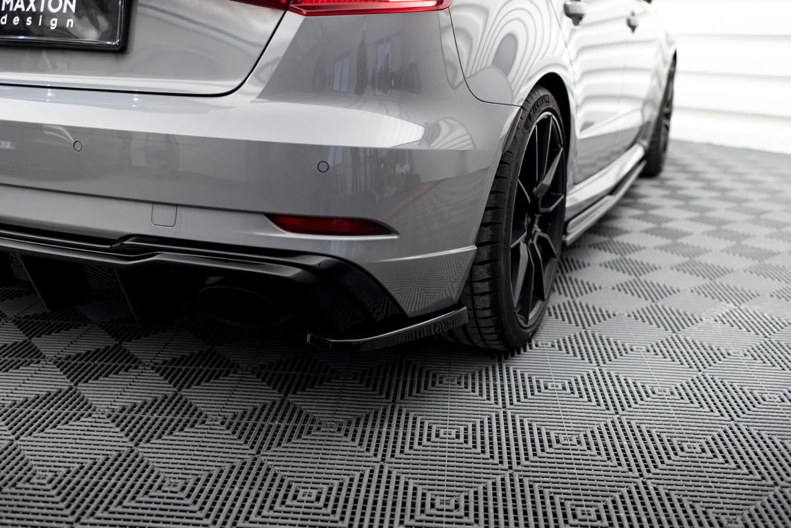 Maxton Design Heck-Seitensplitter V.2 für Audi RS3 8V FL – Schwarz glänzend – AU-RS3-8VF-RSD2G