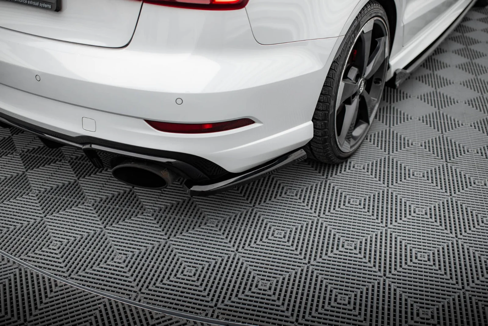 Maxton Design Heck-Seitensplitter V.2 für Audi RS3 8V FL – Schwarz glänzend – AU-RS3-8VF-S-RSD2G