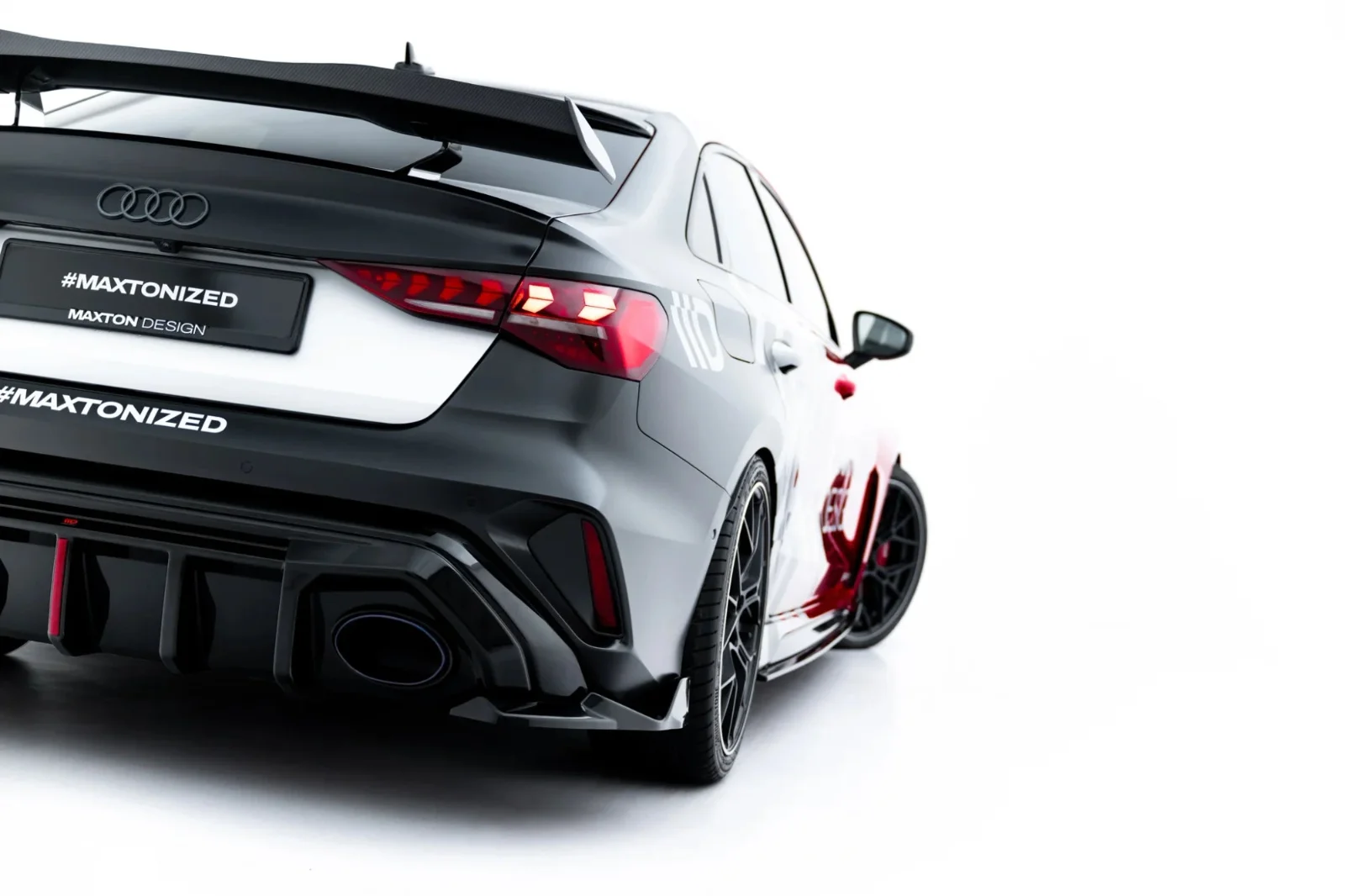 Maxton Design Heck-Seitensplitter V.2 für Audi RS3 8Y FL – Schwarz glänzend – AU-RS3-8YF-S-RSD2G
