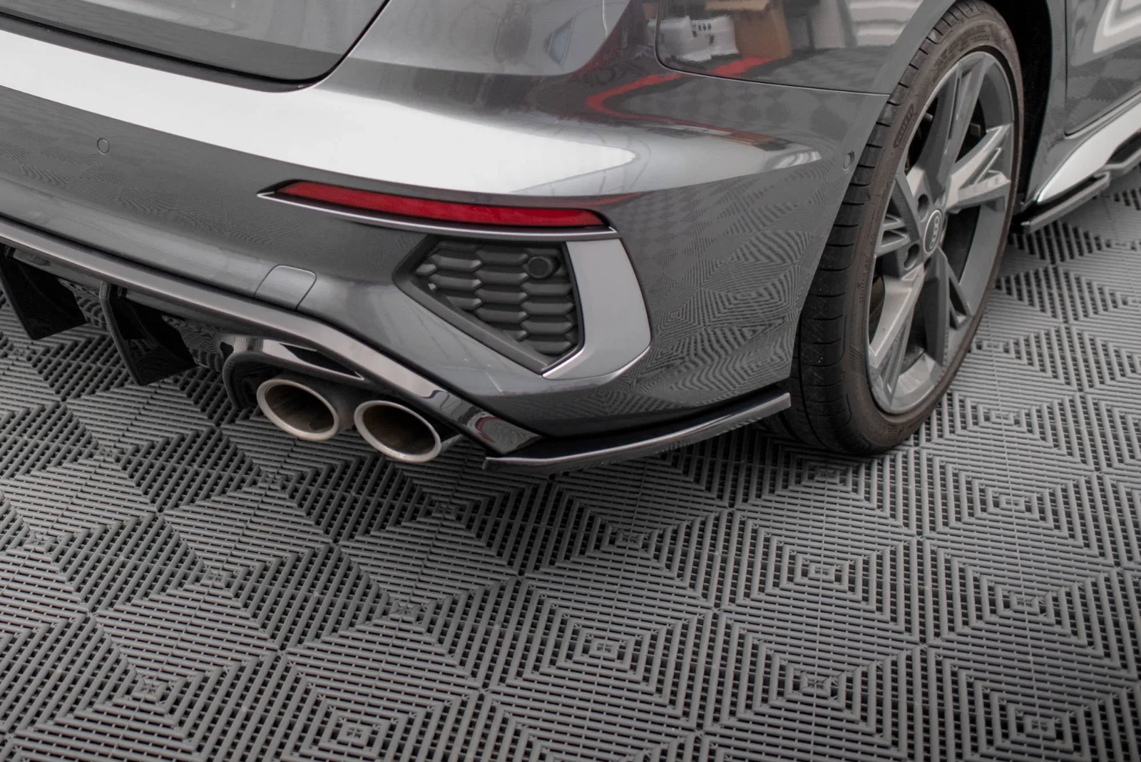 Maxton Design Heck-Seitensplitter V.2 für Audi S3 8Y – Schwarz glänzend