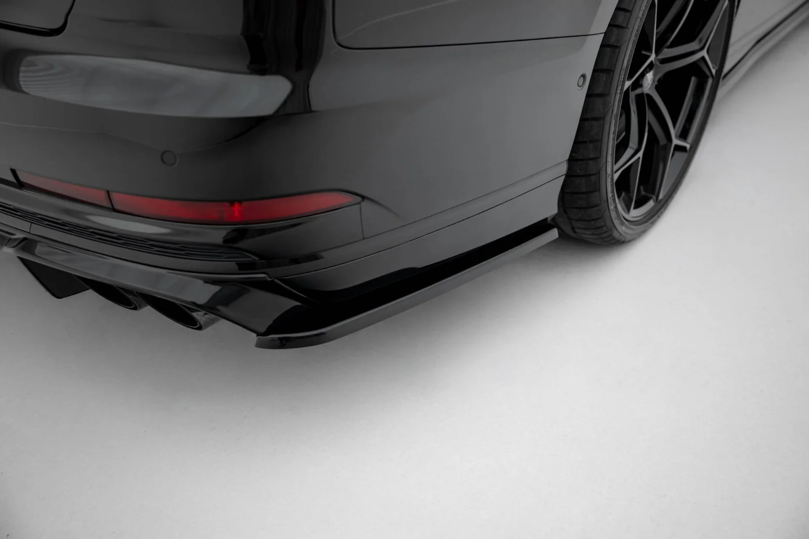 Maxton Design Heck-Seitensplitter V.2 für Audi S8 D5 – Schwarz glänzend
