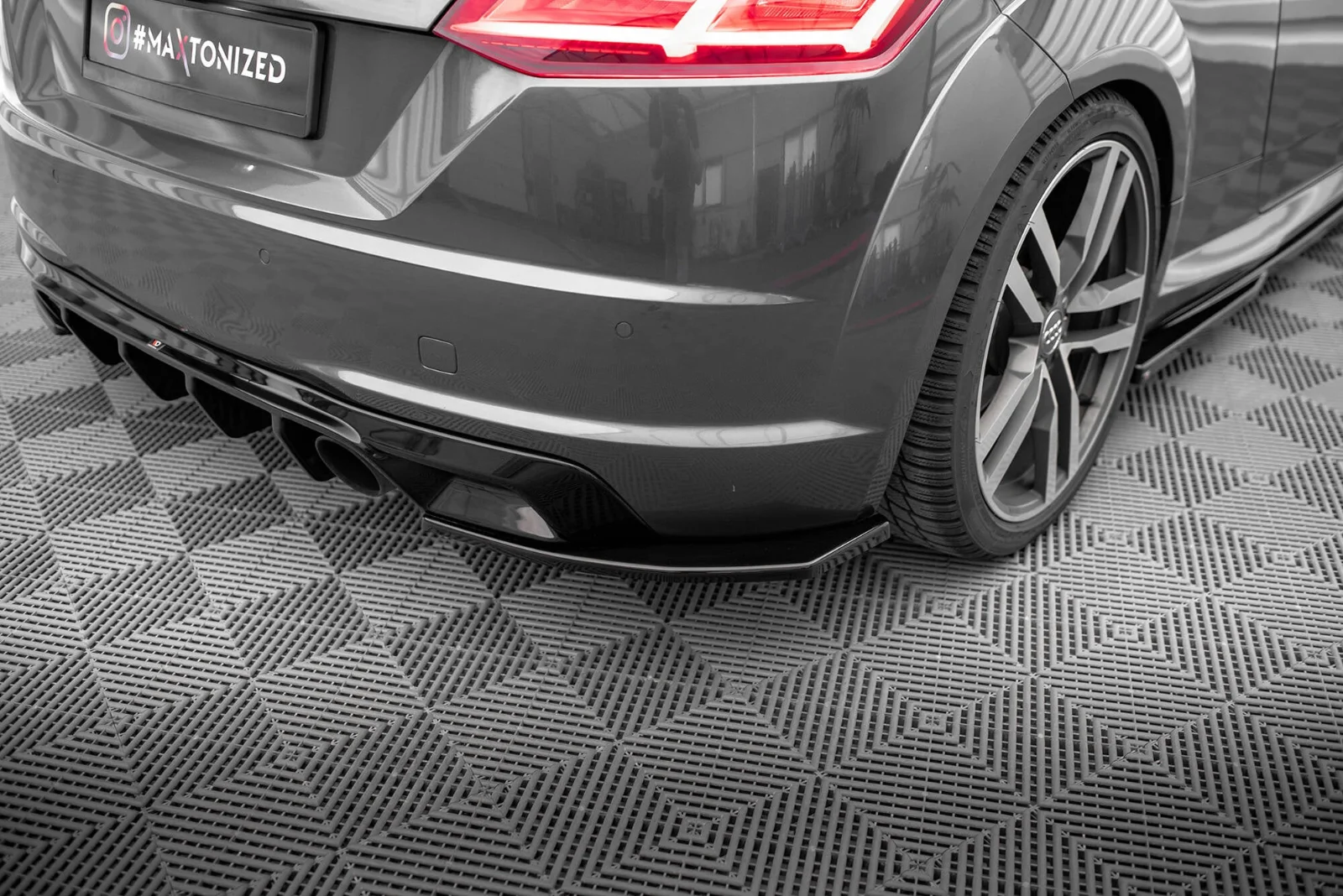 Maxton Design Heck-Seitensplitter V.2 für Audi TT S line 8S – Schwarz glänzend