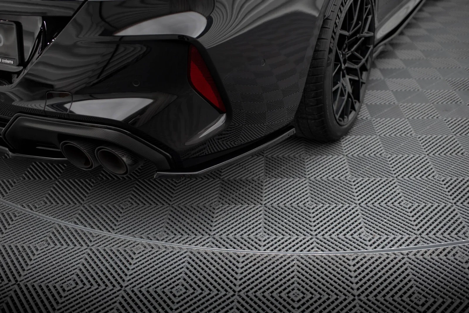 Maxton Design Heck-Seitensplitter V.2 für BMW M8 F93 – Schwarz glänzend