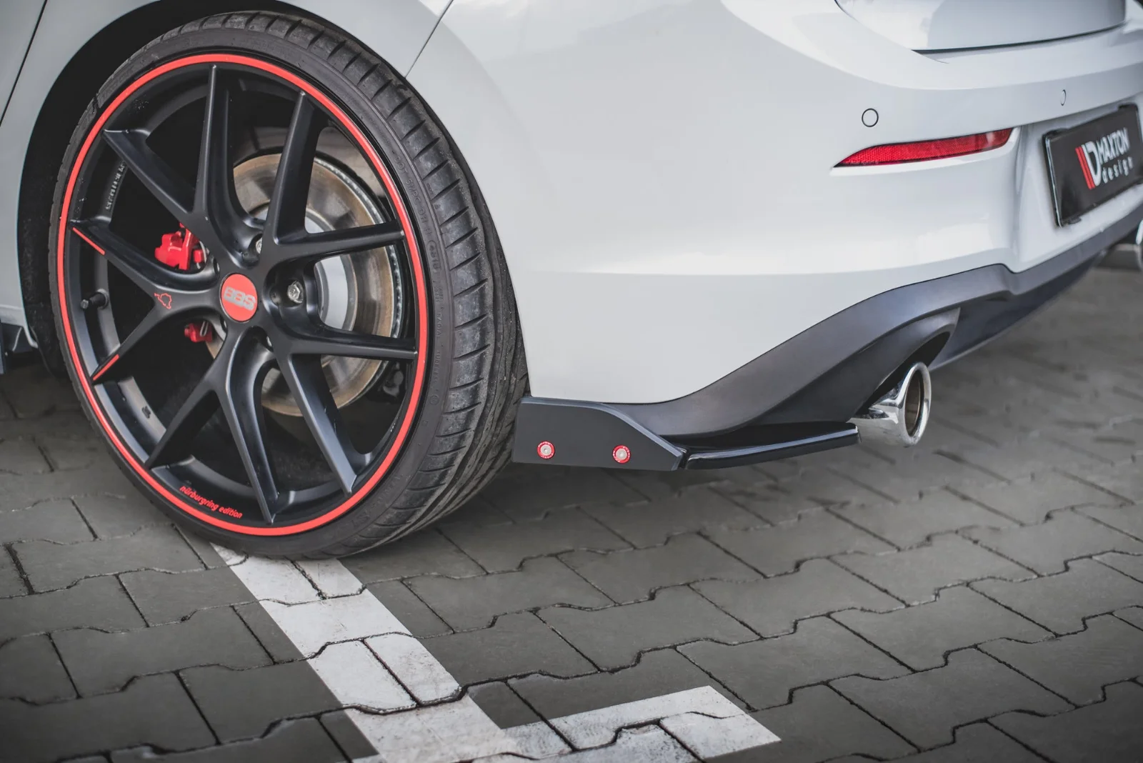 Maxton Design Heck-Seitensplitter V.2 für VW Golf 8 GTI GTE – Schwarz glänzend