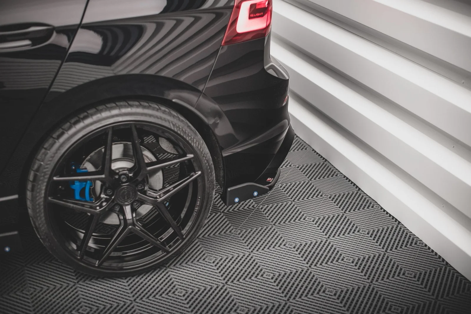 Maxton Heck-Seitensplitter V.2 VW Golf 8 R Passt nur mit: FL – Schwarz glänzend – VW-GO-8-R-RSD2G+RSF